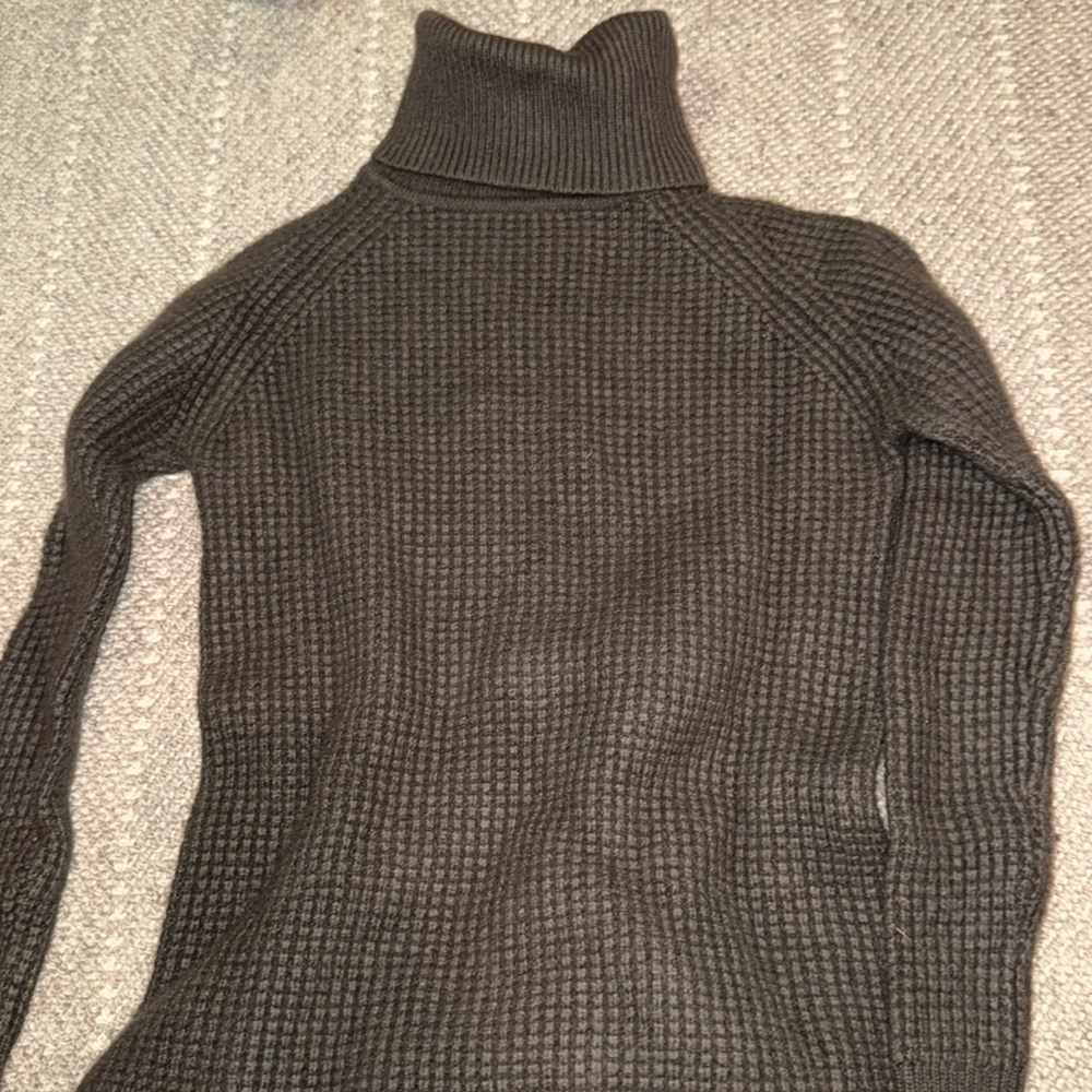 Margaret O’Leary turtle neck sweater size small
